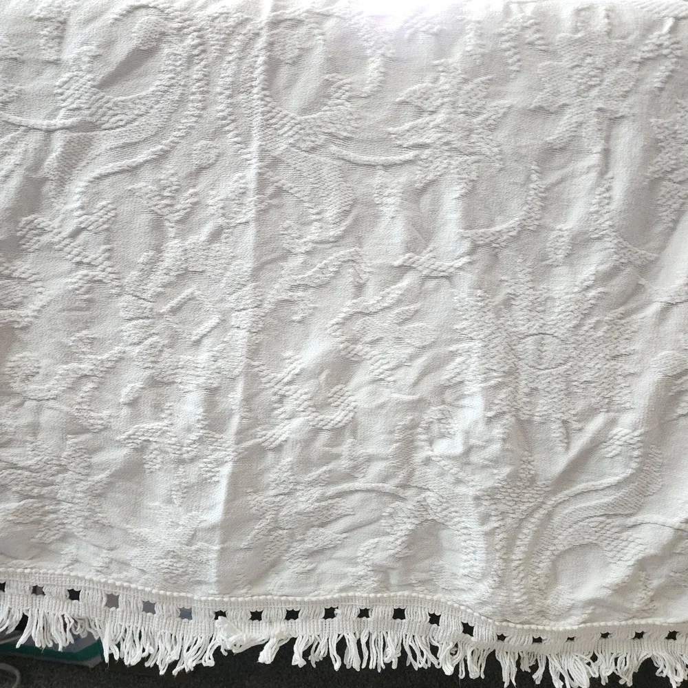 Queen Victoria White Cotton Fringe Matelasse Medallion Bedspread Full